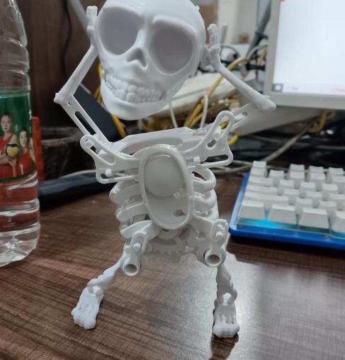 Tanzendes und schwingendes 3D-Schädelspielzeug | 50% RABATT