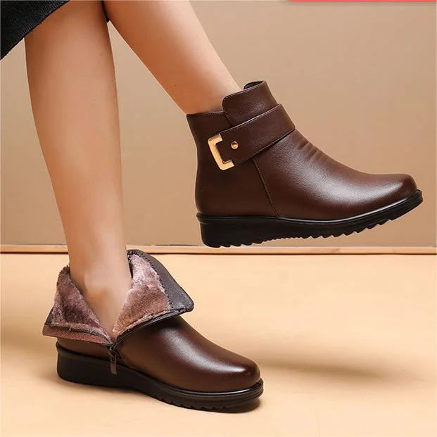VelourStep – Aksamitne Lederschuhe mit Metallschnalle