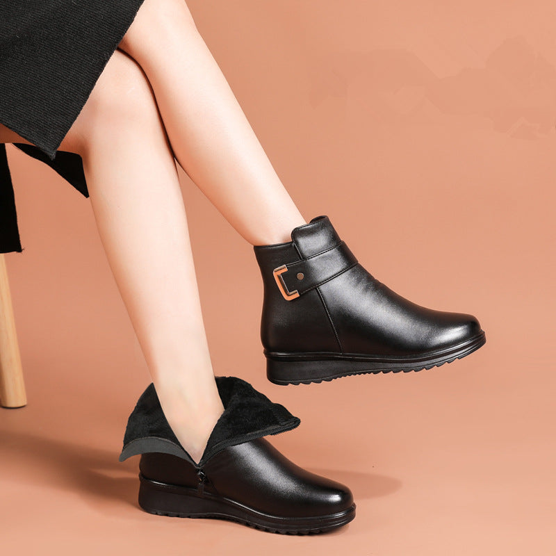VelourStep – Aksamitne Lederschuhe mit Metallschnalle