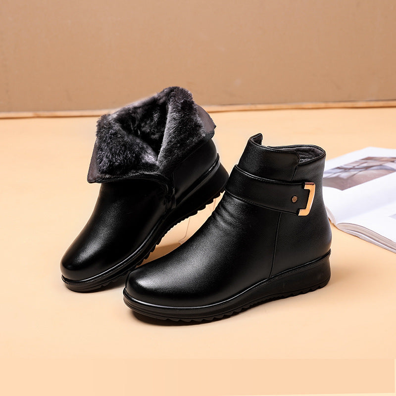 VelourStep – Aksamitne Lederschuhe mit Metallschnalle