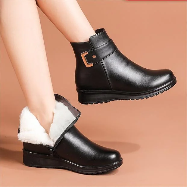 VelourStep – Aksamitne Lederschuhe mit Metallschnalle