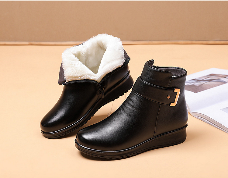 VelourStep – Aksamitne Lederschuhe mit Metallschnalle