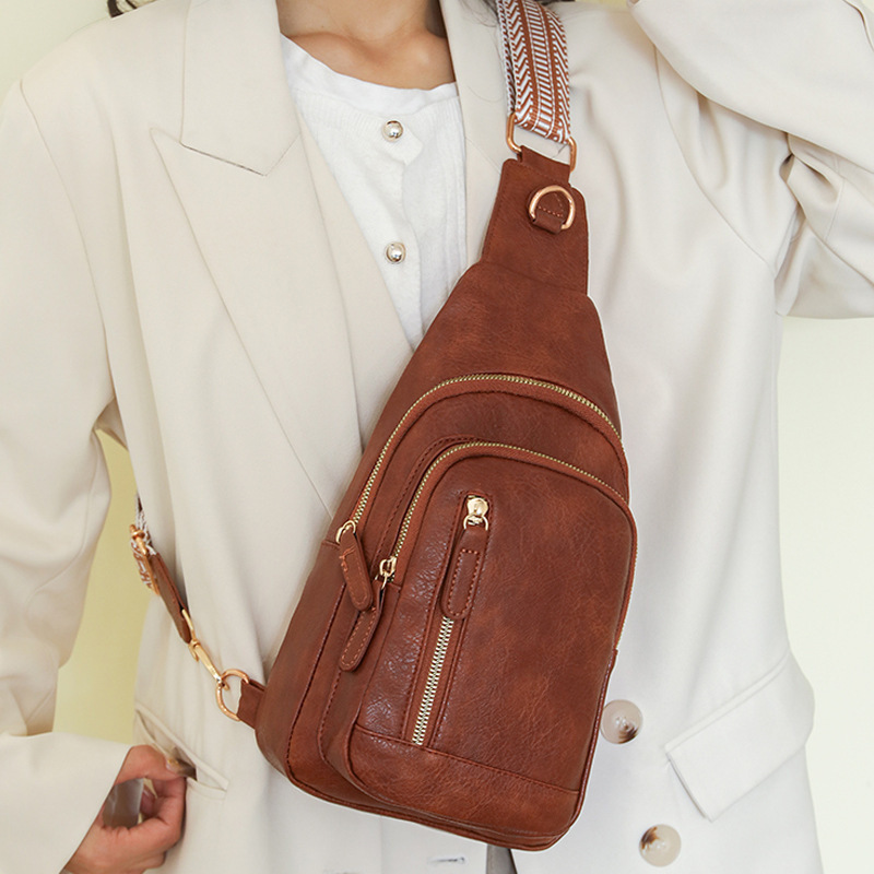 EleganzBag – Modische Damen-Lederschultertasche