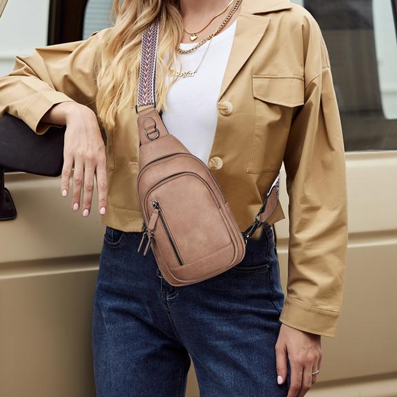 EleganzBag – Modische Damen-Lederschultertasche